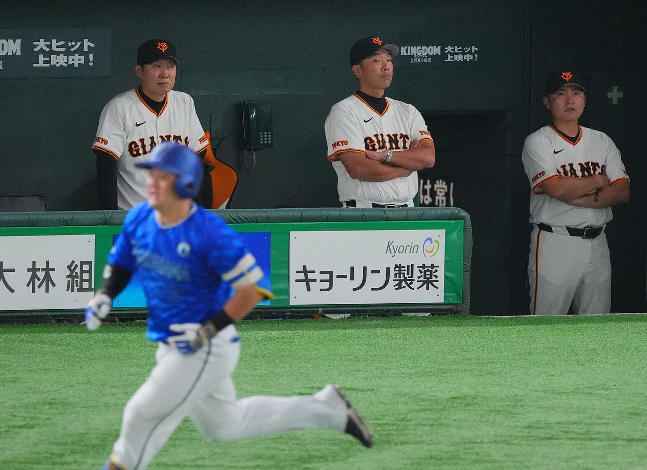 巨人対DeNA 6回表DeNA無死、牧（手前）にソロ本塁打を浴びさえない表情の阿部監督（中央）（撮影・垰建太）