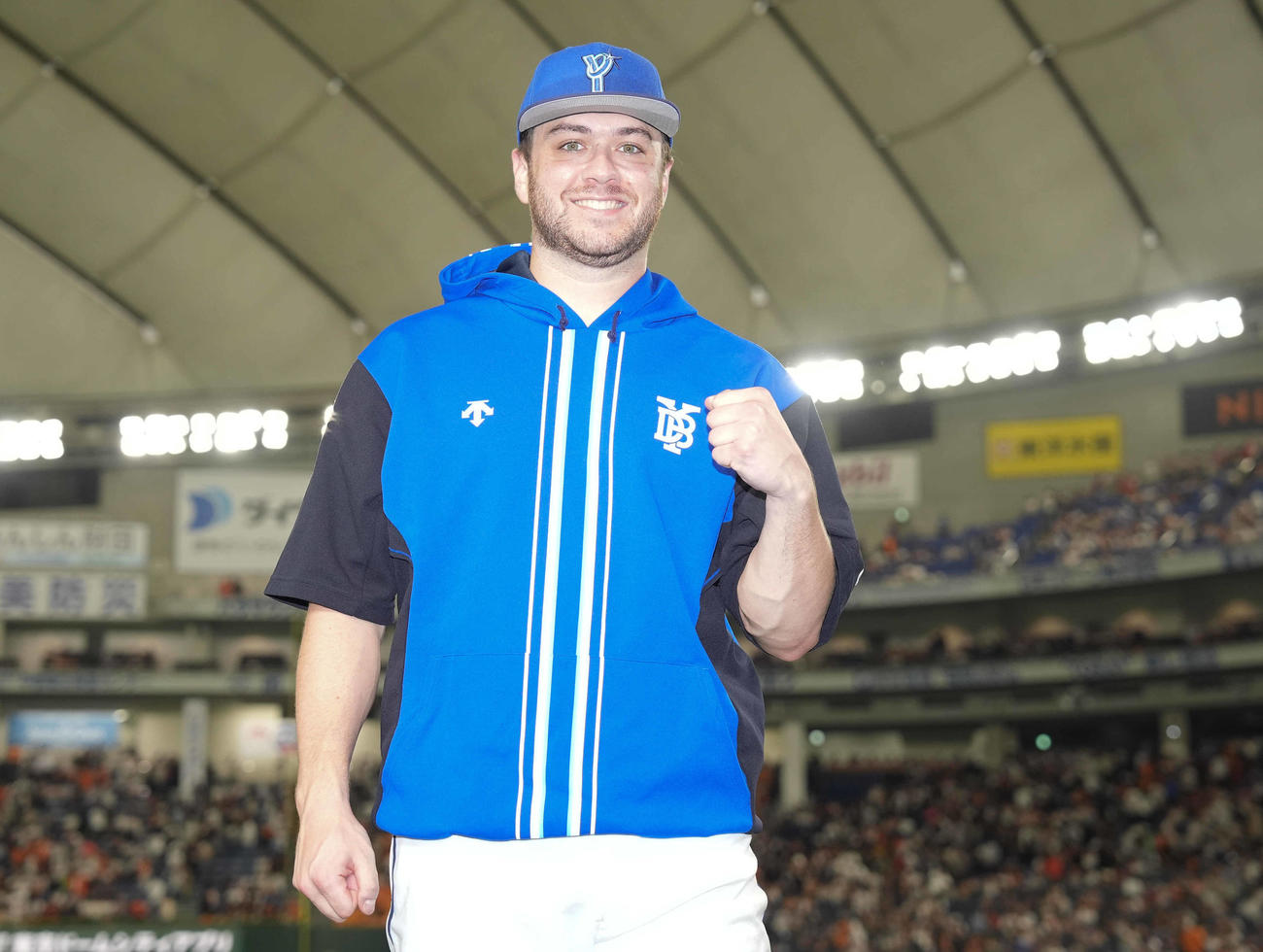 巨人対DeNA　勝利投手のDeNAケイは笑顔でガッツポーズ（撮影・鈴木みどり）