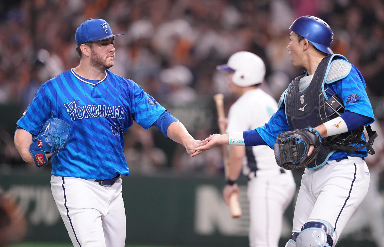 巨人対DeNA 7回裏まで無失点に抑え、山本（右）とタッチを交わすDeNAケイ（撮影・鈴木みどり