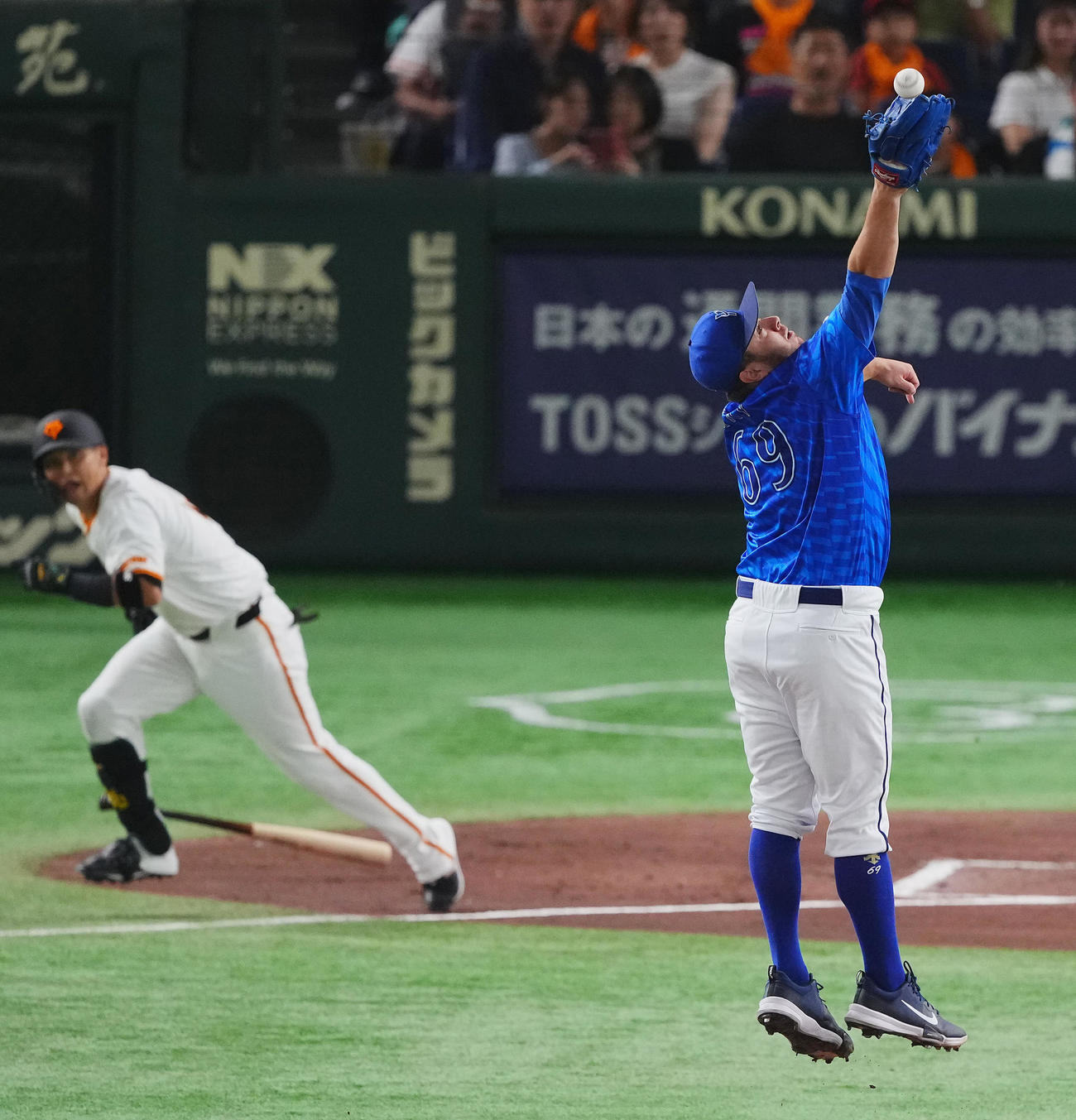 巨人対DeNA 1回裏巨人無死一塁、吉川の打球に食らいつくケイ（撮影・垰建太）