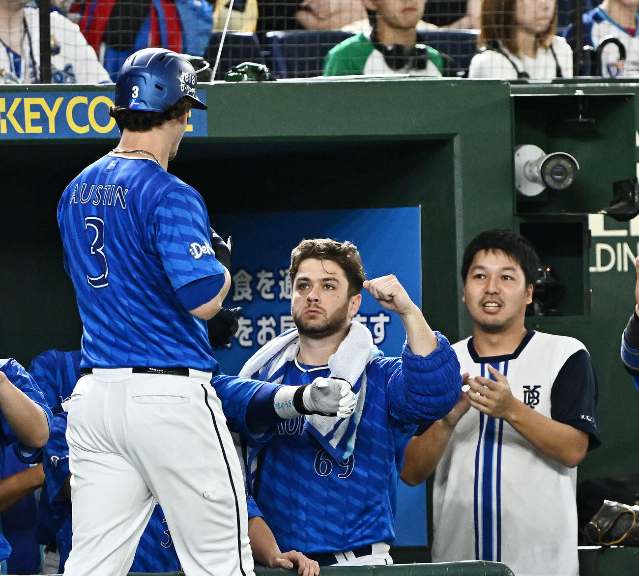 巨人対DeNA 1回表DeNA無死二、三塁、佐野の先制適時打で生還したオースティン（左）を迎えるケイ（中央）（撮影・滝沢徹郎）