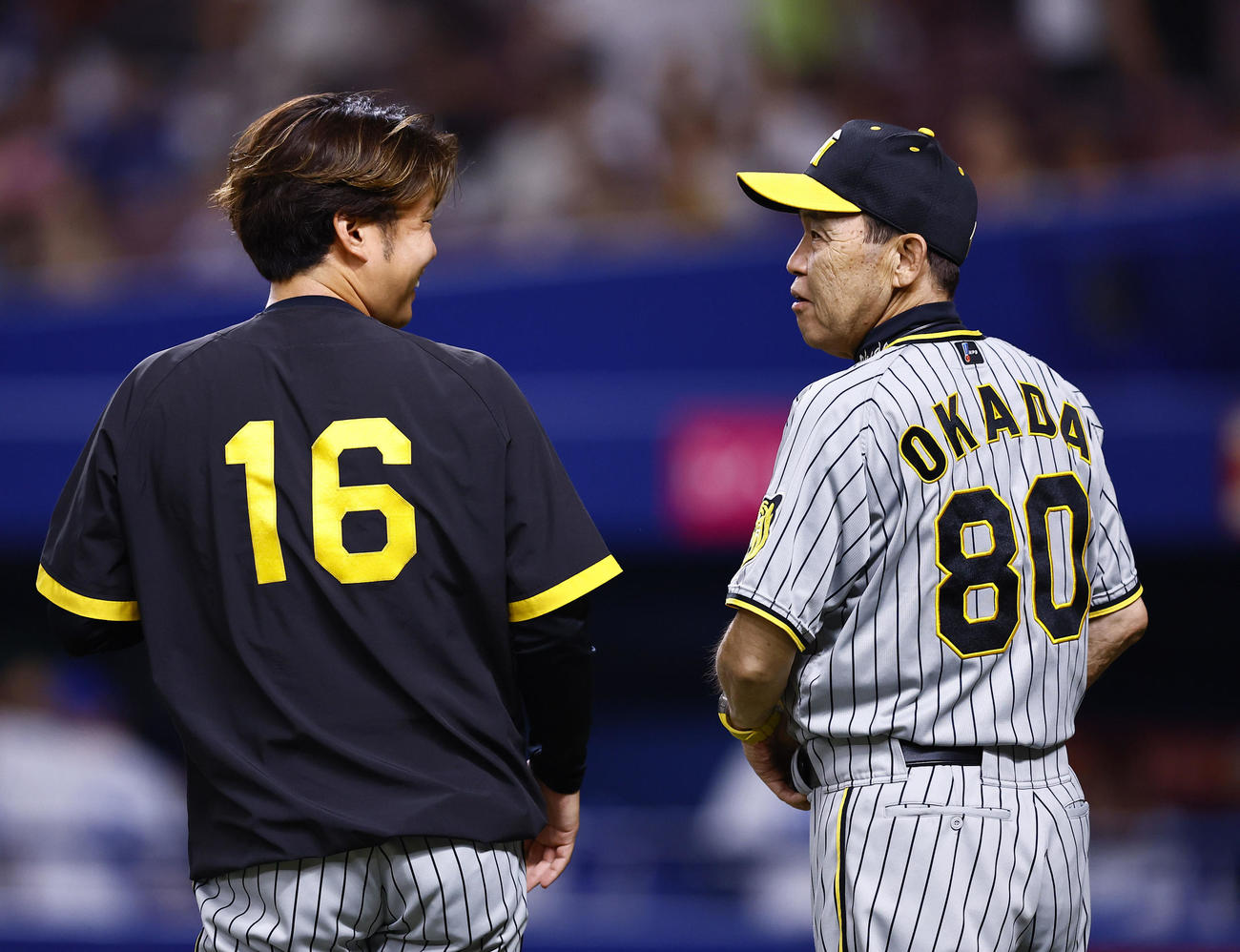 中日対阪神　中日に勝利し、西勇（左）と言葉を交わす阪神岡田監督（撮影・藤尾明華）