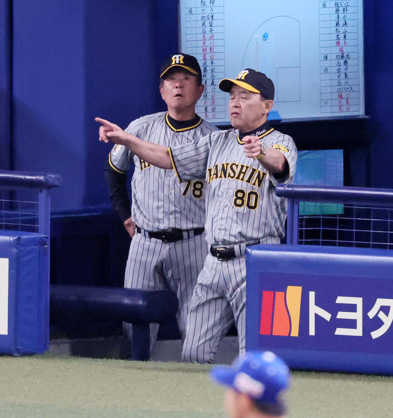 中日対阪神　6回表阪神2死一塁、一塁走者近本の二塁判定にリクエストする岡田監督（撮影・加藤哉）