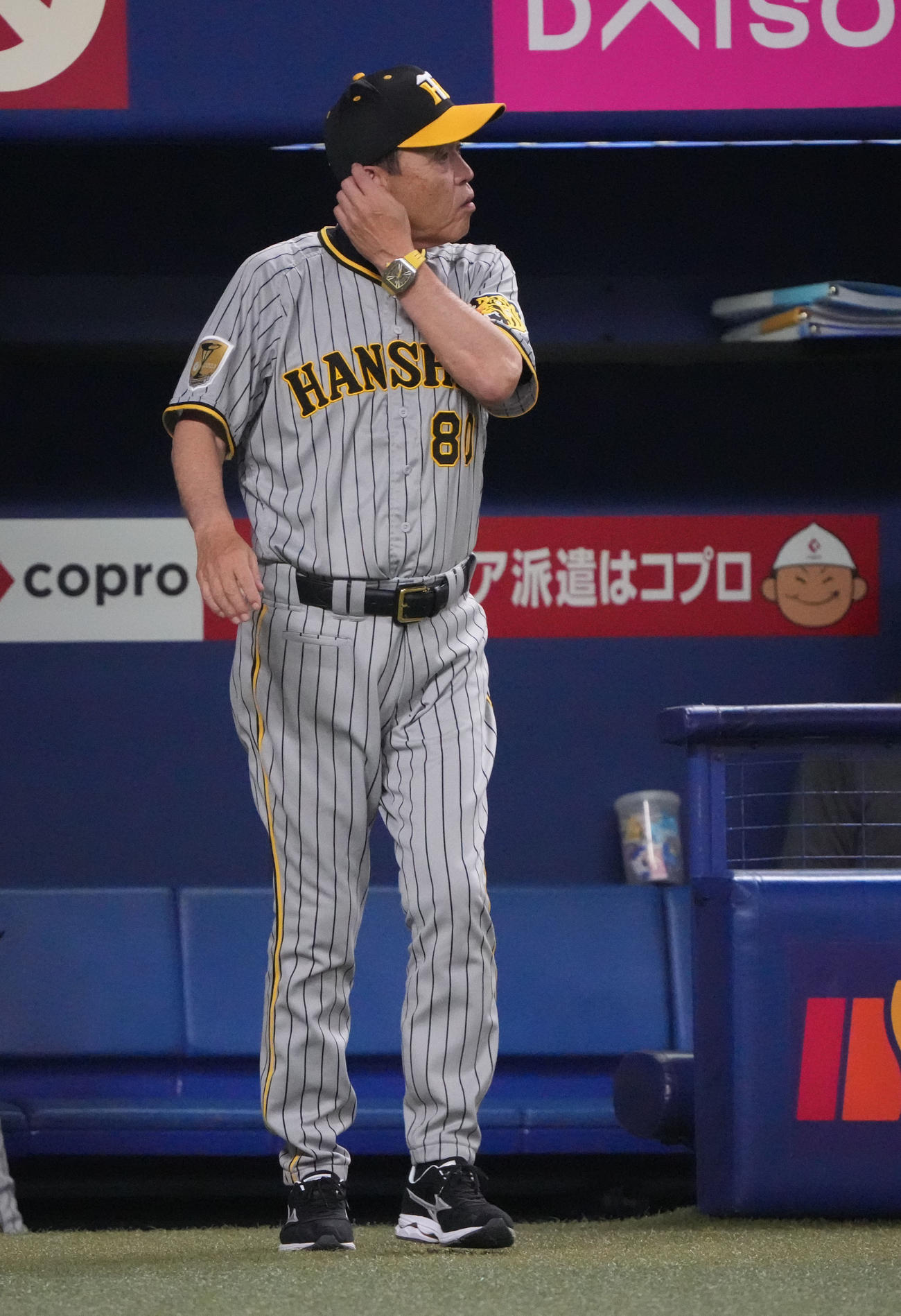中日対阪神　10回裏中日1死二、三塁、投手交代を告げる岡田監督（撮影・森本幸一）