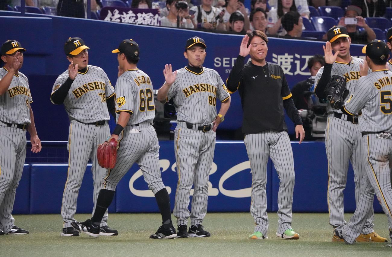 中日対阪神　試合終了、中日に勝利しナインを迎える岡田監督（中央）（撮影・森本幸一）