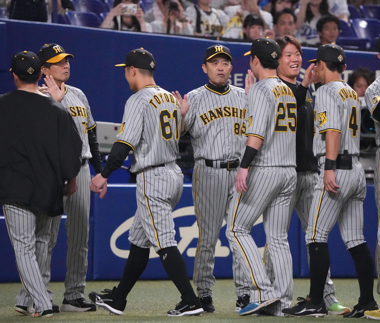 中日対阪神　試合終了、中日に勝利しナインを迎える岡田監督（中央）（撮影・森本幸一）