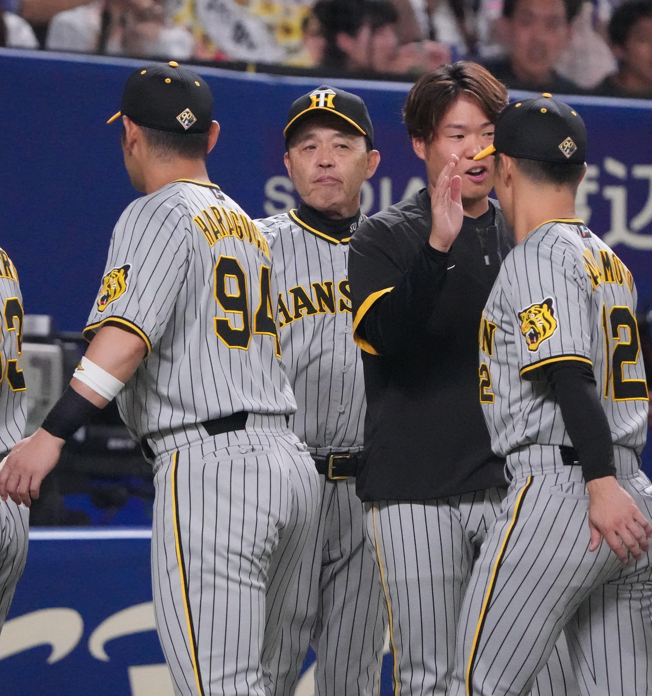 中日対阪神　試合終了、中日に勝利しナインを迎える岡田監督（左から2人目）（撮影・森本幸一）