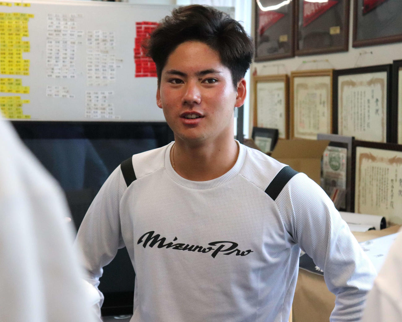 練習を公開し、取材に応じた関大の金丸投手（撮影・中島麗）