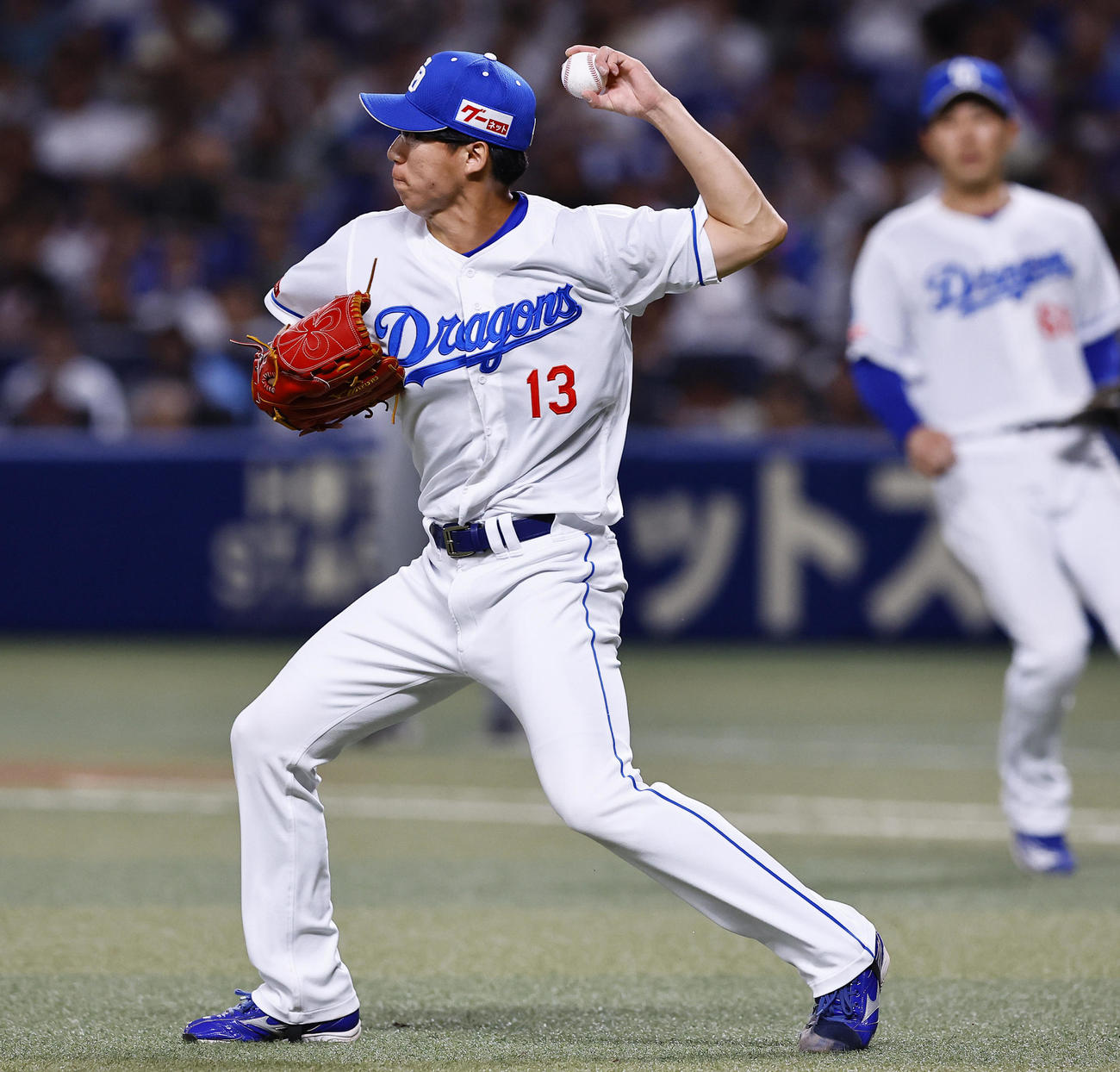 中日対阪神　10回表阪神無死一塁、梅野の投前バントで二塁へ悪送球する橋本（撮影・藤尾明華）
