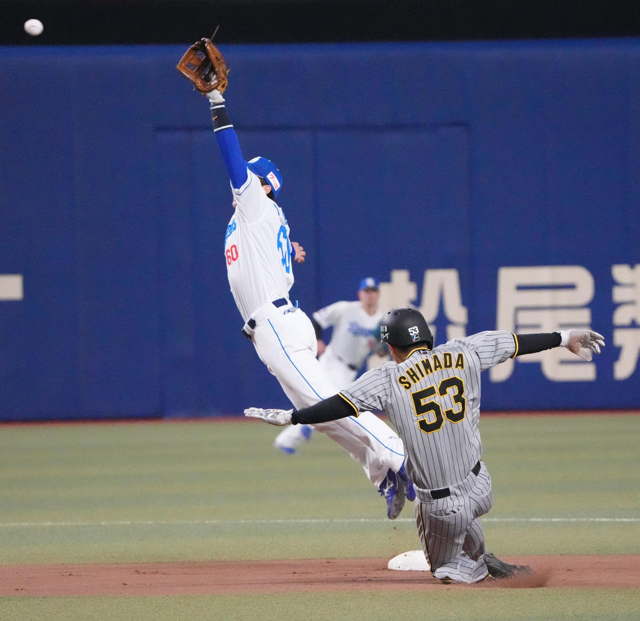 中日対阪神　10回表阪神無死一塁、橋本の送球に飛びつく山本（左）（撮影・森本幸一）