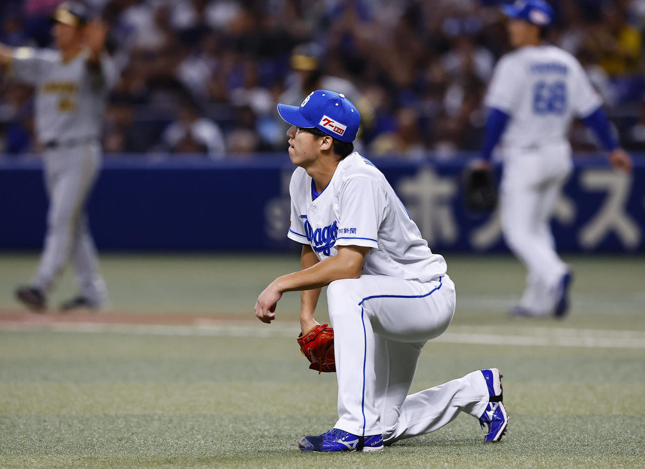 中日対阪神　10回表阪神無死一塁、梅野の投前バントで二塁へ悪送球し、しゃがみ込む橋本（撮影・藤尾明華）