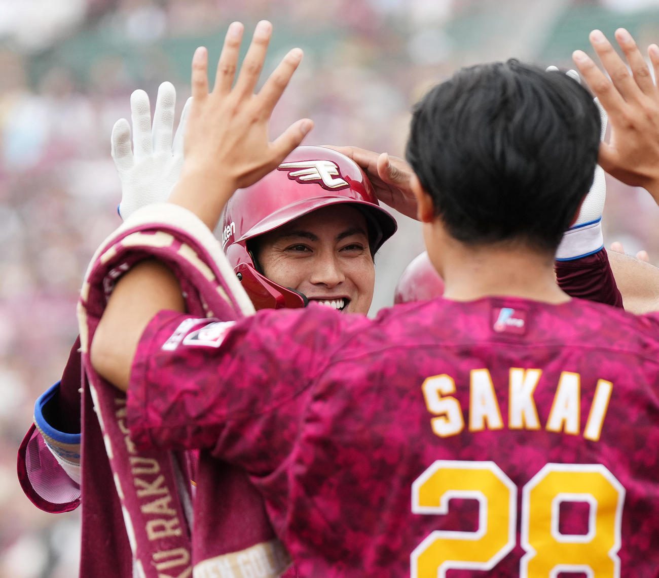 楽天対西武　8回裏楽天無死一塁、右越えに2点本塁打を放ち、ナインに迎えられる小郷（後方）（撮影・菅敏）