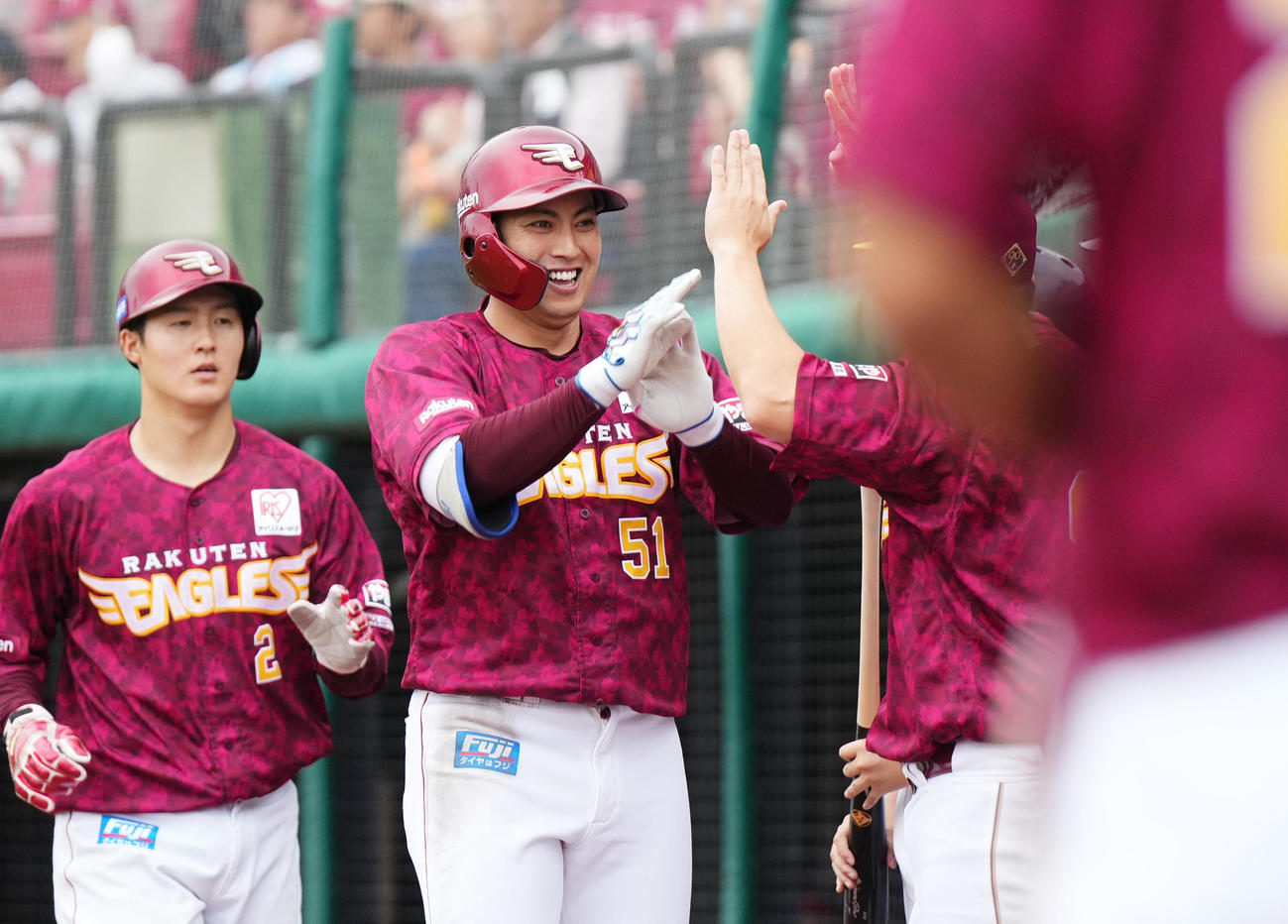 楽天対西武　8回裏楽天無死一塁、右越えに2点本塁打を放ち、ナインに迎えられる小郷（中央）（撮影・菅敏）