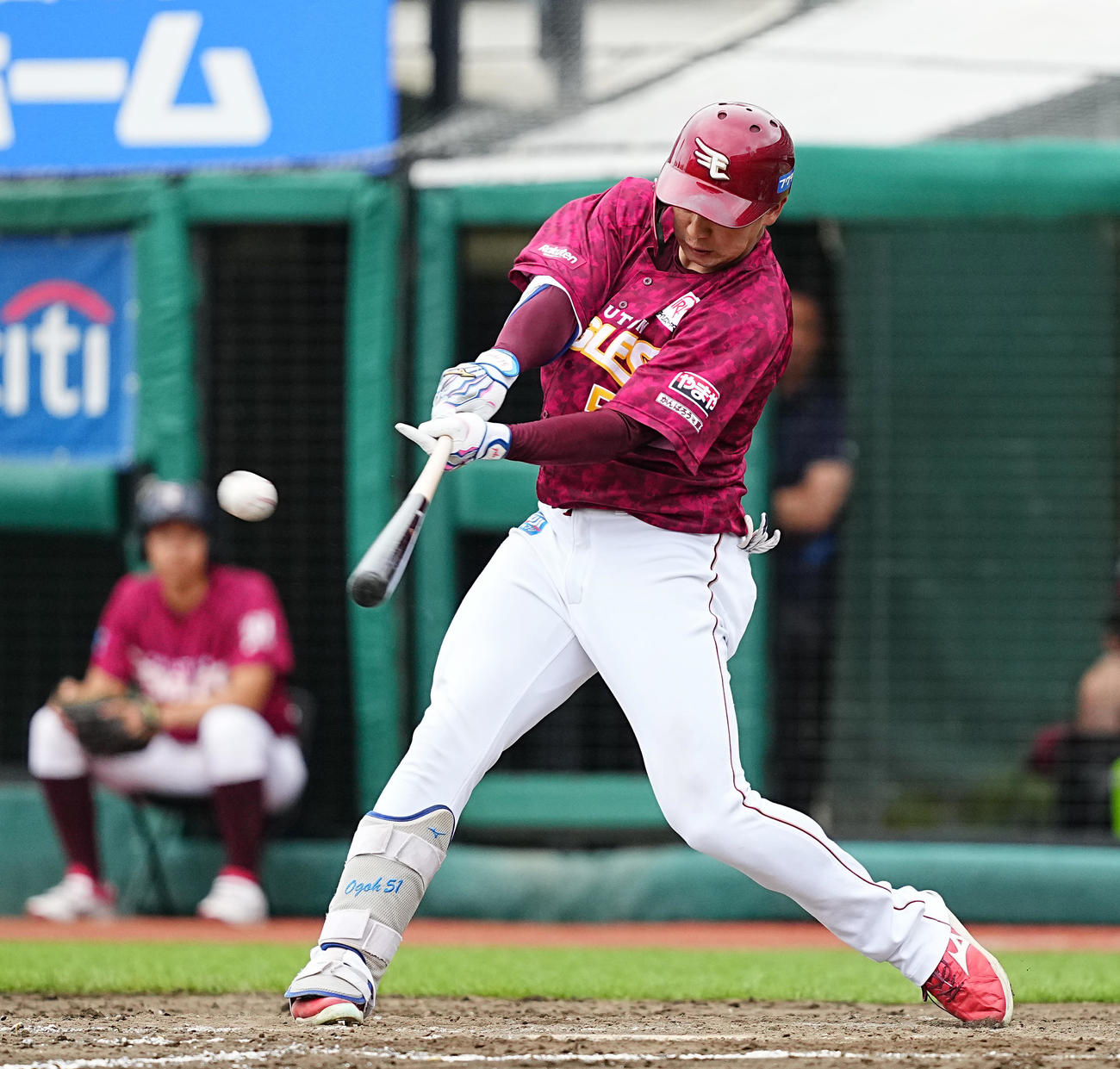 楽天対西武　8回裏楽天無死一塁、右越えに2点本塁打を放つ小郷（撮影・菅敏）