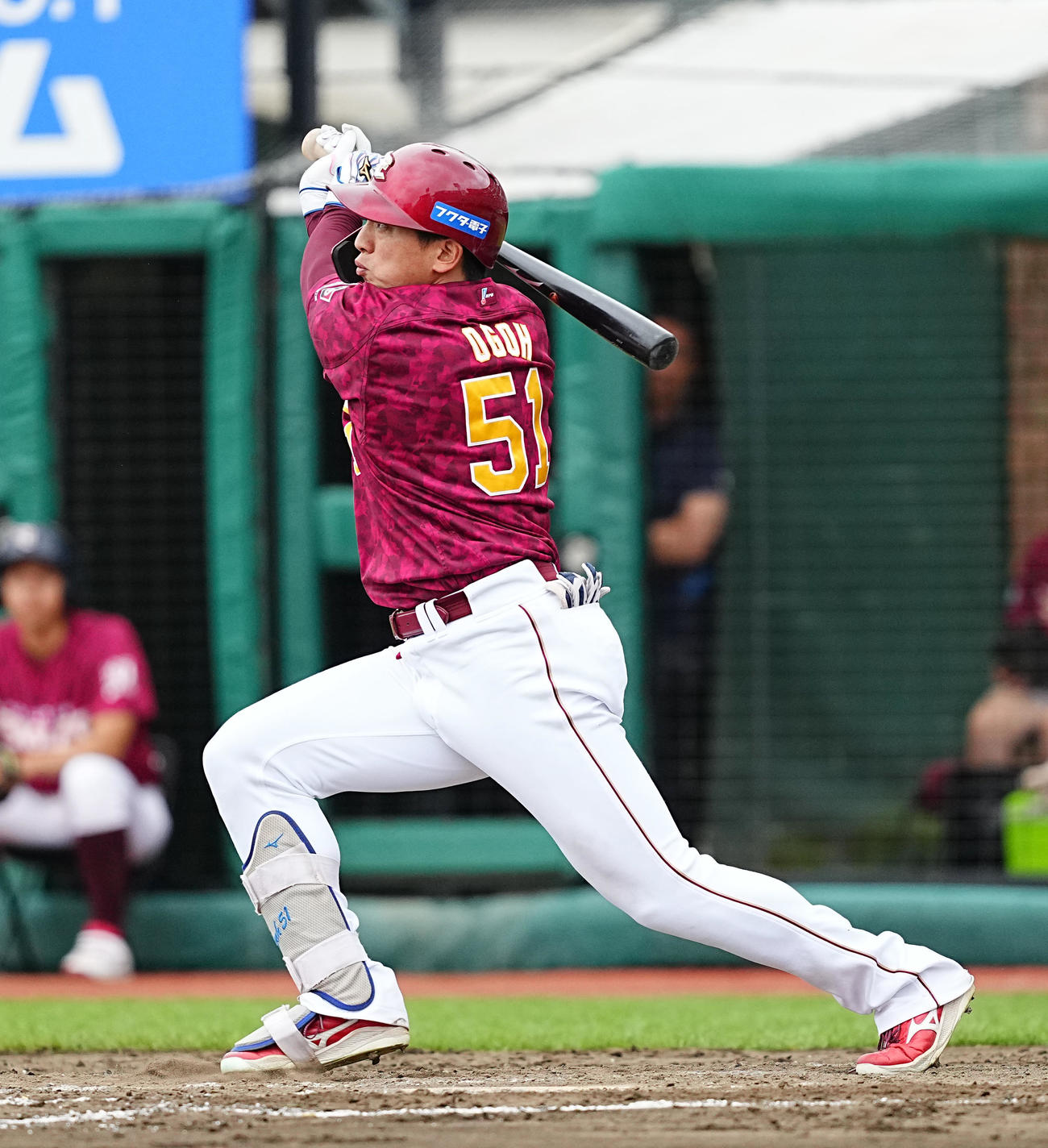楽天対西武　8回裏楽天無死一塁、右越えに2点本塁打を放つ小郷（撮影・菅敏）