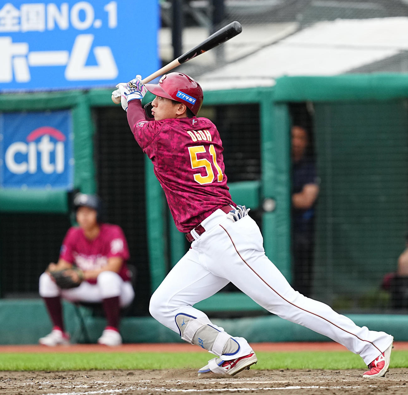 楽天対西武　8回裏楽天無死一塁、右越えに2点本塁打を放つ小郷（撮影・菅敏）