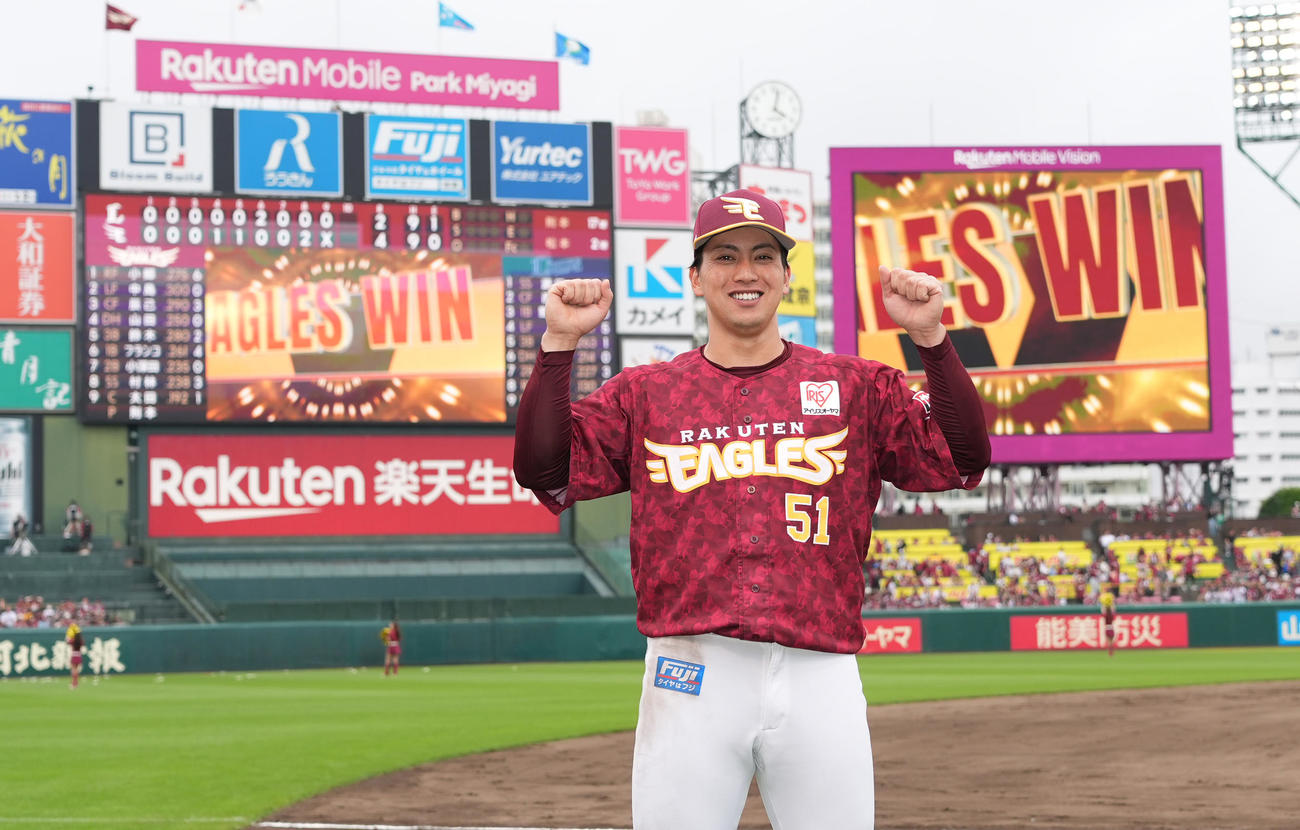 楽天対西武　ヒーローインタビューで笑顔を見せる楽天小郷（撮影・菅敏）