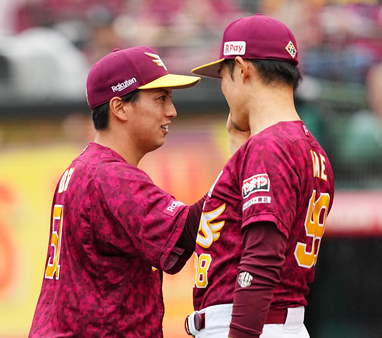 楽天対西武　西武に勝利し、小郷（左）をタッチで迎える楽天今江監督（撮影・菅敏）