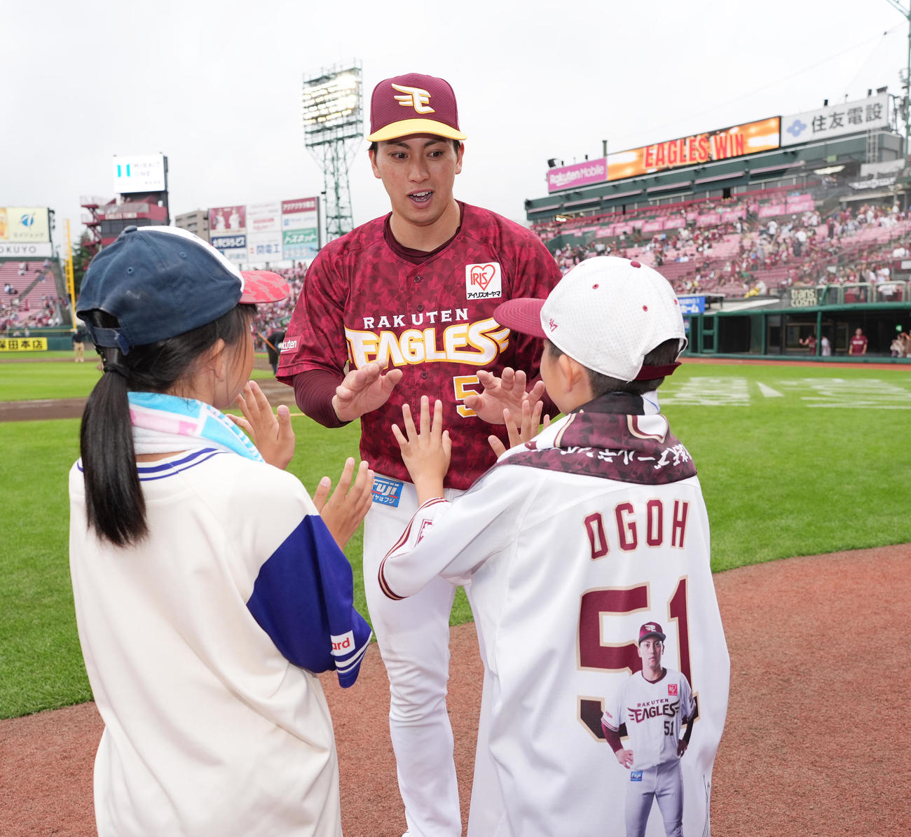 楽天対西武　西武に勝利し、ファンとタッチをする楽天小郷（中央）（撮影・菅敏）
