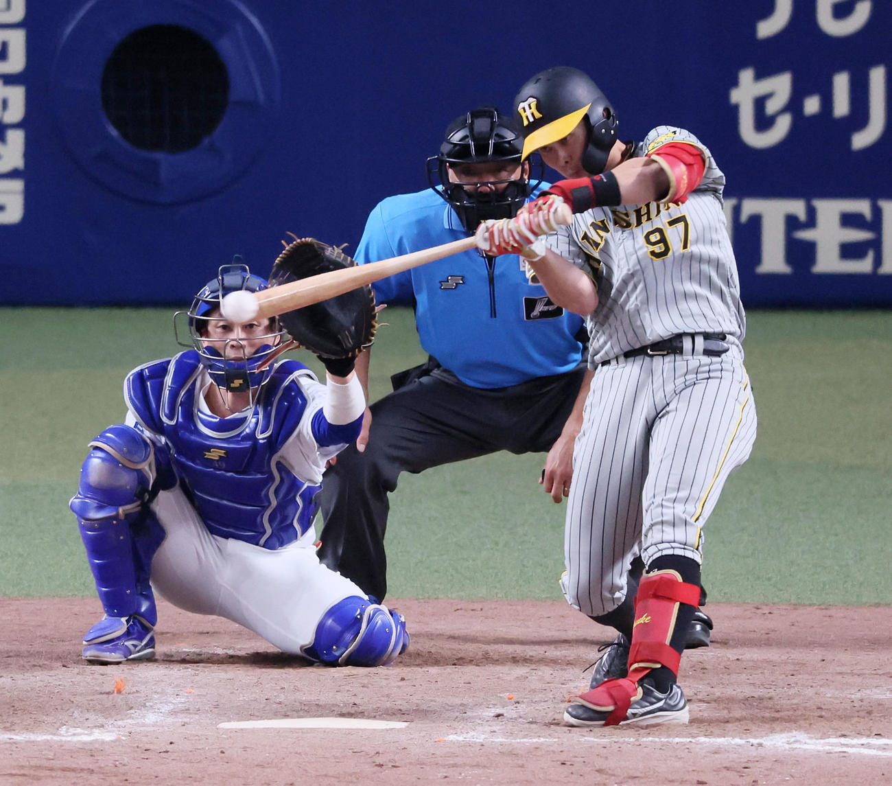 中日対阪神　9回表阪神1死、野口は右前打を放つ（撮影・加藤哉）