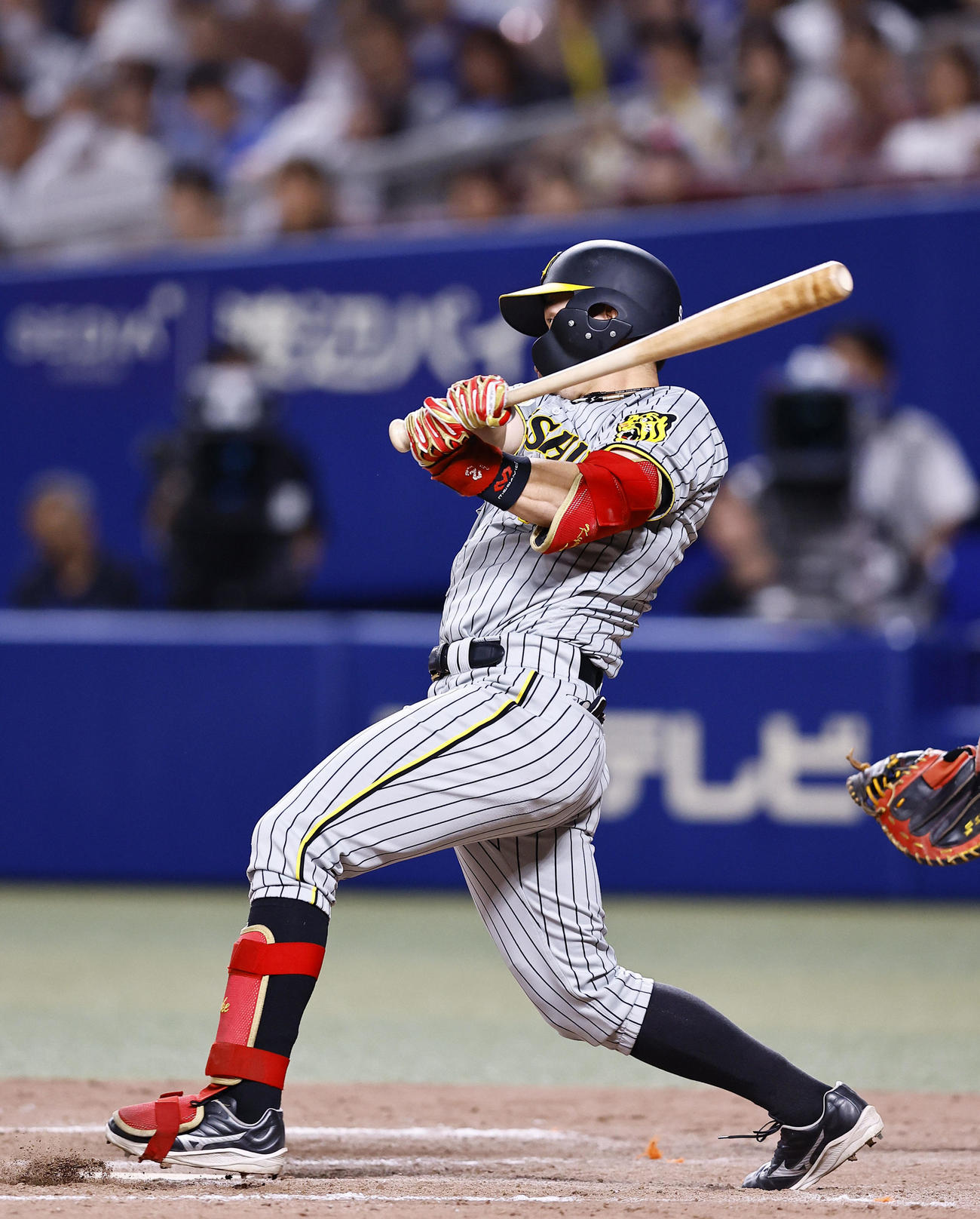 中日対阪神　9回表阪神1死、野口は右前打を放つ（撮影・藤尾明華）