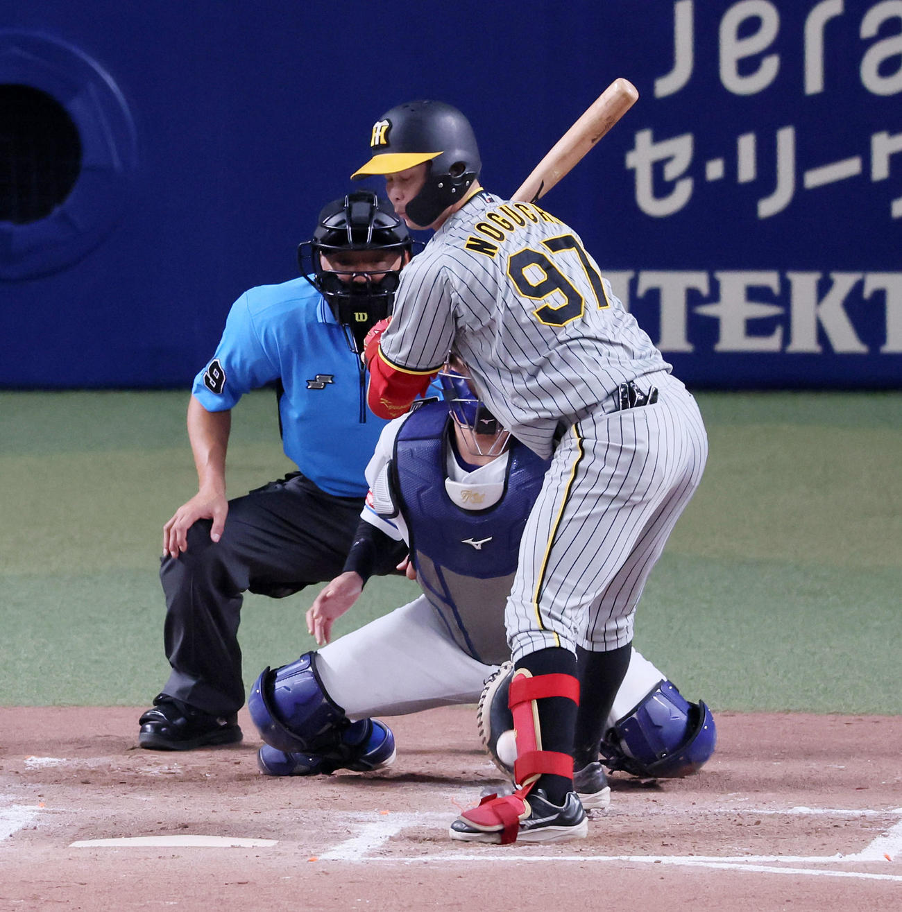 中日対阪神　6回表阪神2死一、二塁、死球を受ける野口（撮影・加藤哉）