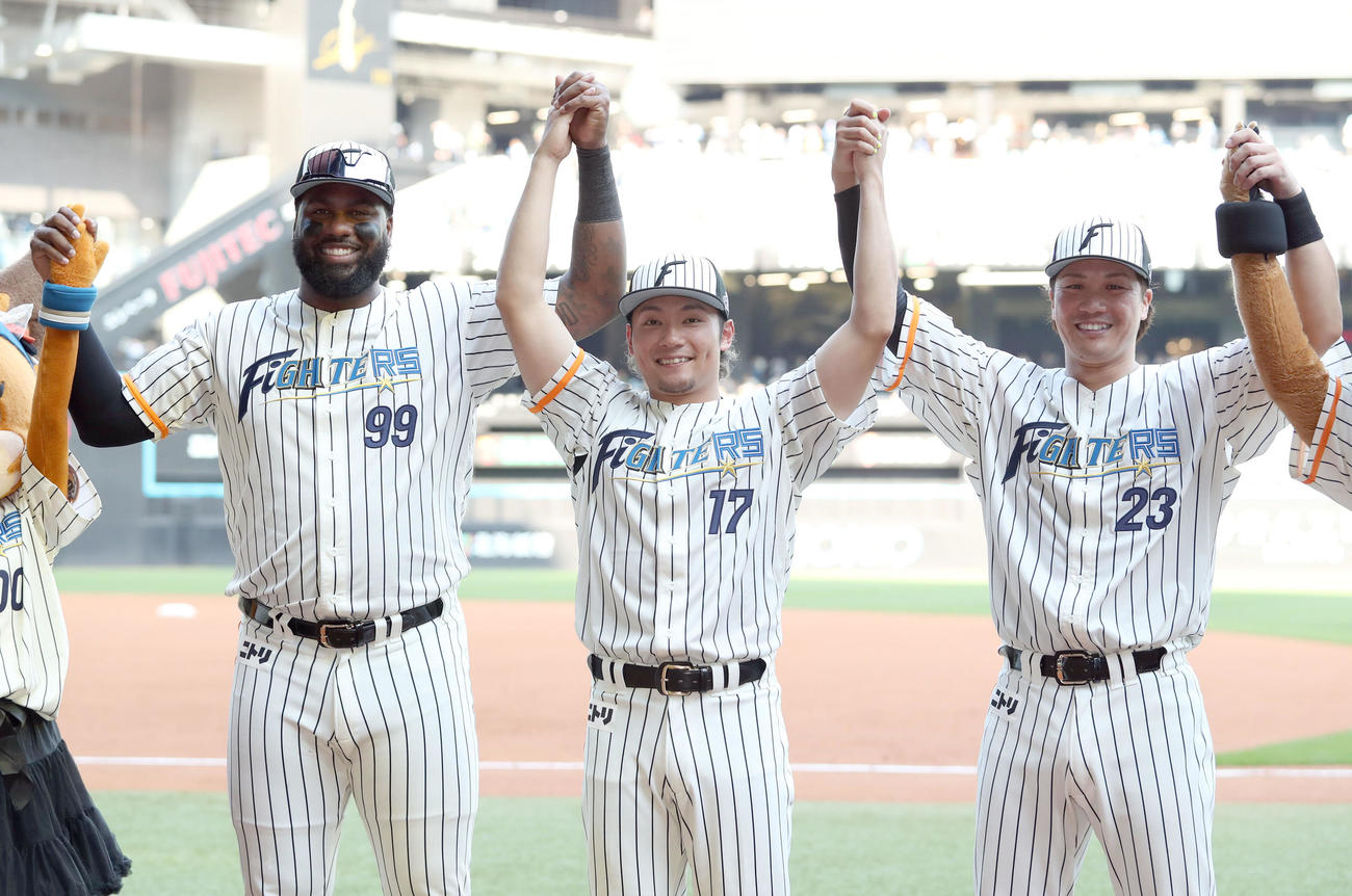 日本ハム対ソフトバンク　試合終了後、フォトセッションをする左から日本ハム・レイエス、伊藤、伏見（撮影・佐藤翔太）