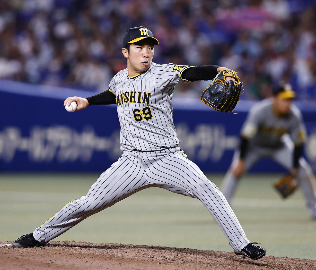 中日対阪神　9回、4番手で登板した阪神石井（撮影・藤尾明華）