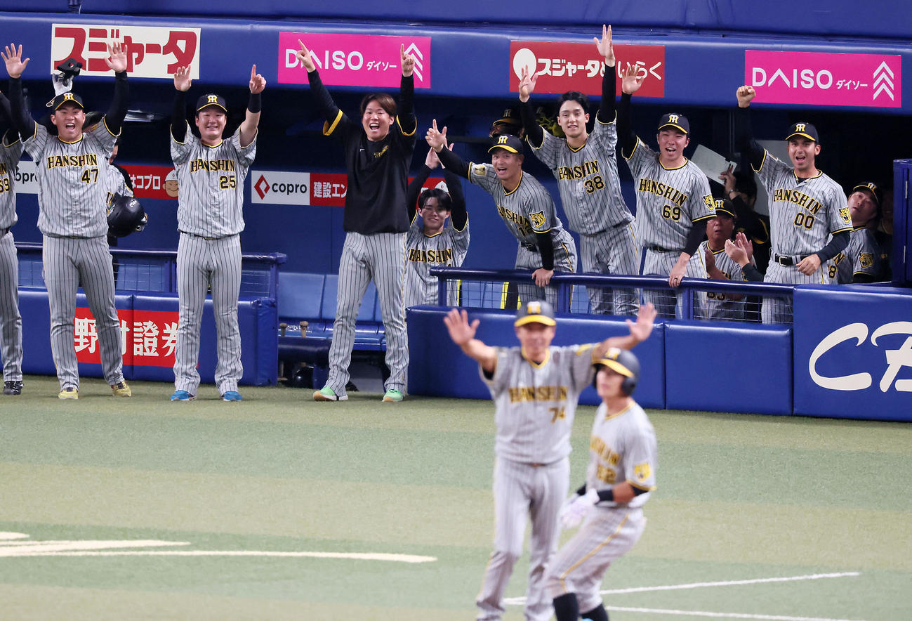 中日対阪神　10回表阪神2死満塁、植田の中適時3点三塁打にベンチで笑顔を見せるナイン（撮影・加藤哉）