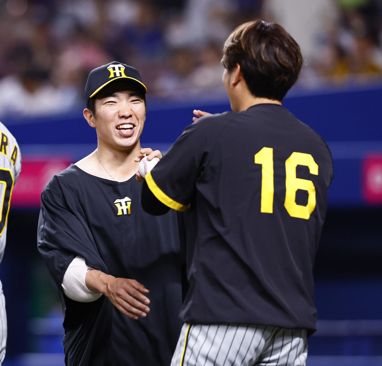 中日対阪神　中日に勝利し、西勇からウィニングボールを受け取る阪神石井（左）（撮影・藤尾明華）