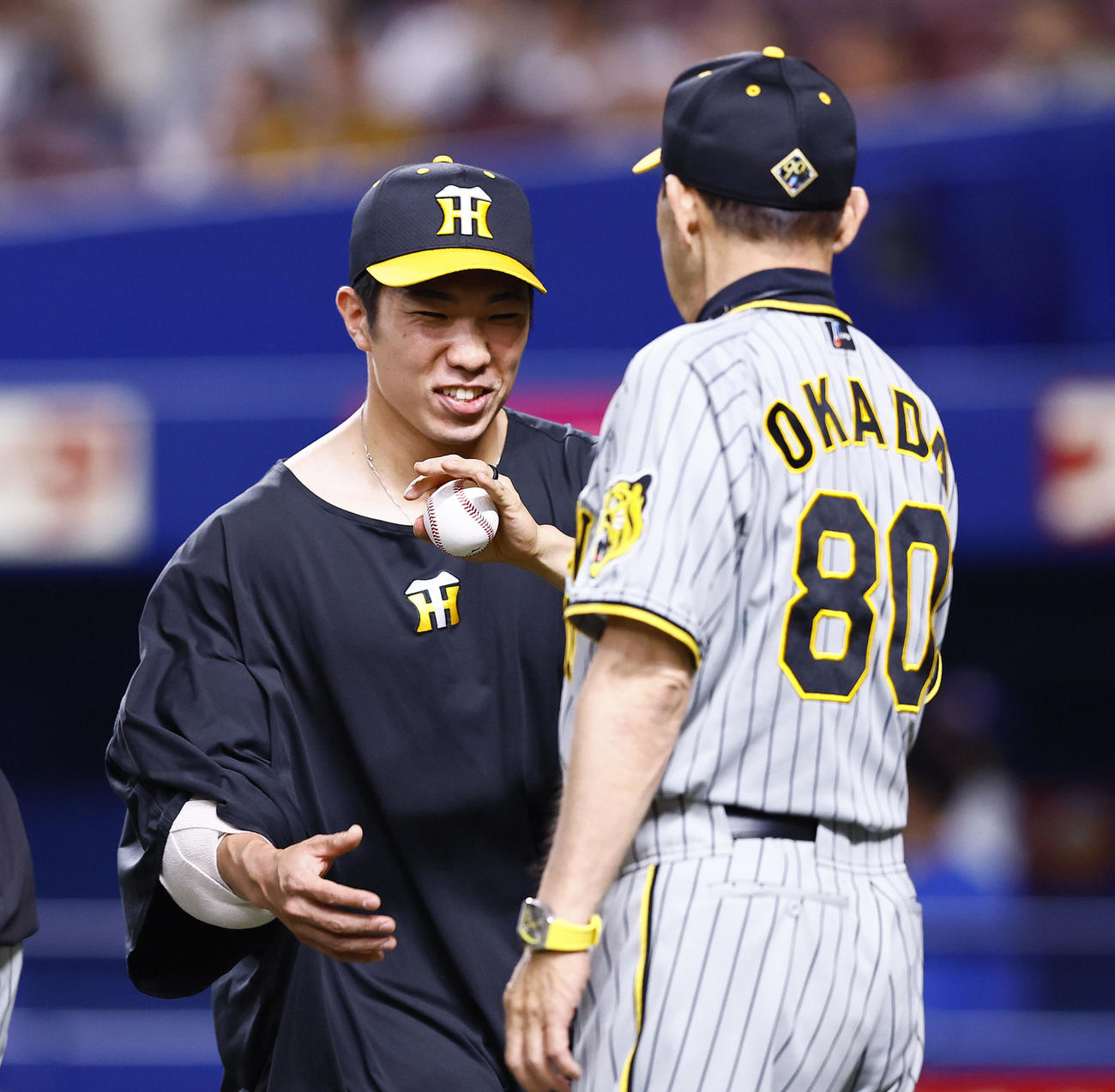 中日対阪神　中日に勝利し、岡田監督とタッチを交わす阪神石井（撮影・藤尾明華）