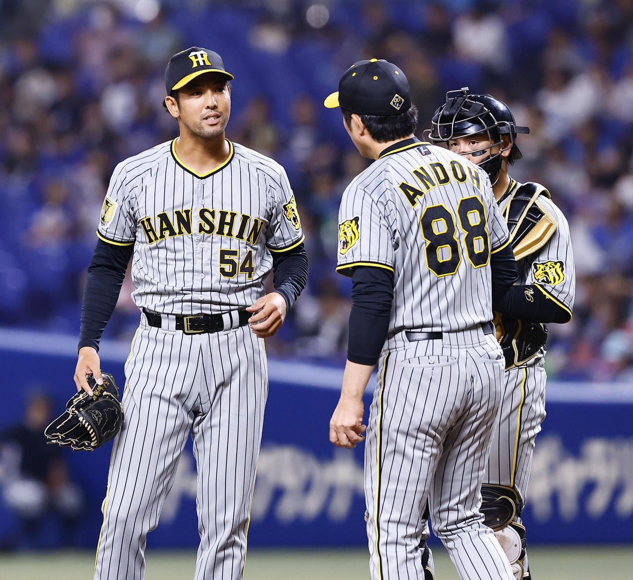 中日対阪神　10回途中、降板する阪神加治屋（左）（撮影・藤尾明華）