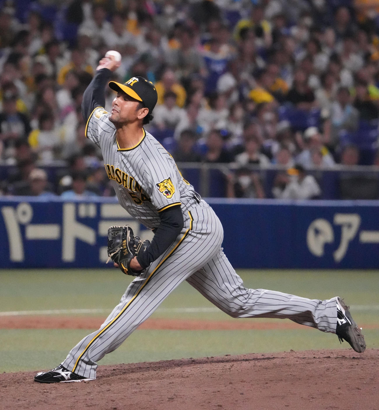 中日対阪神　10回裏、阪神5番手で登板する加治屋（撮影・森本幸一）