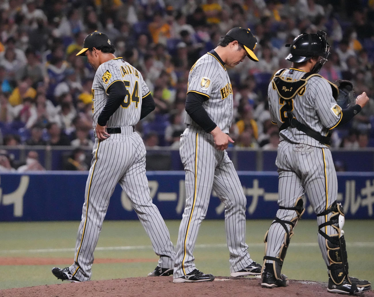 中日対阪神　10回裏中日1死二、三塁、マウンドを降りる加治屋（左）（撮影・森本幸一）