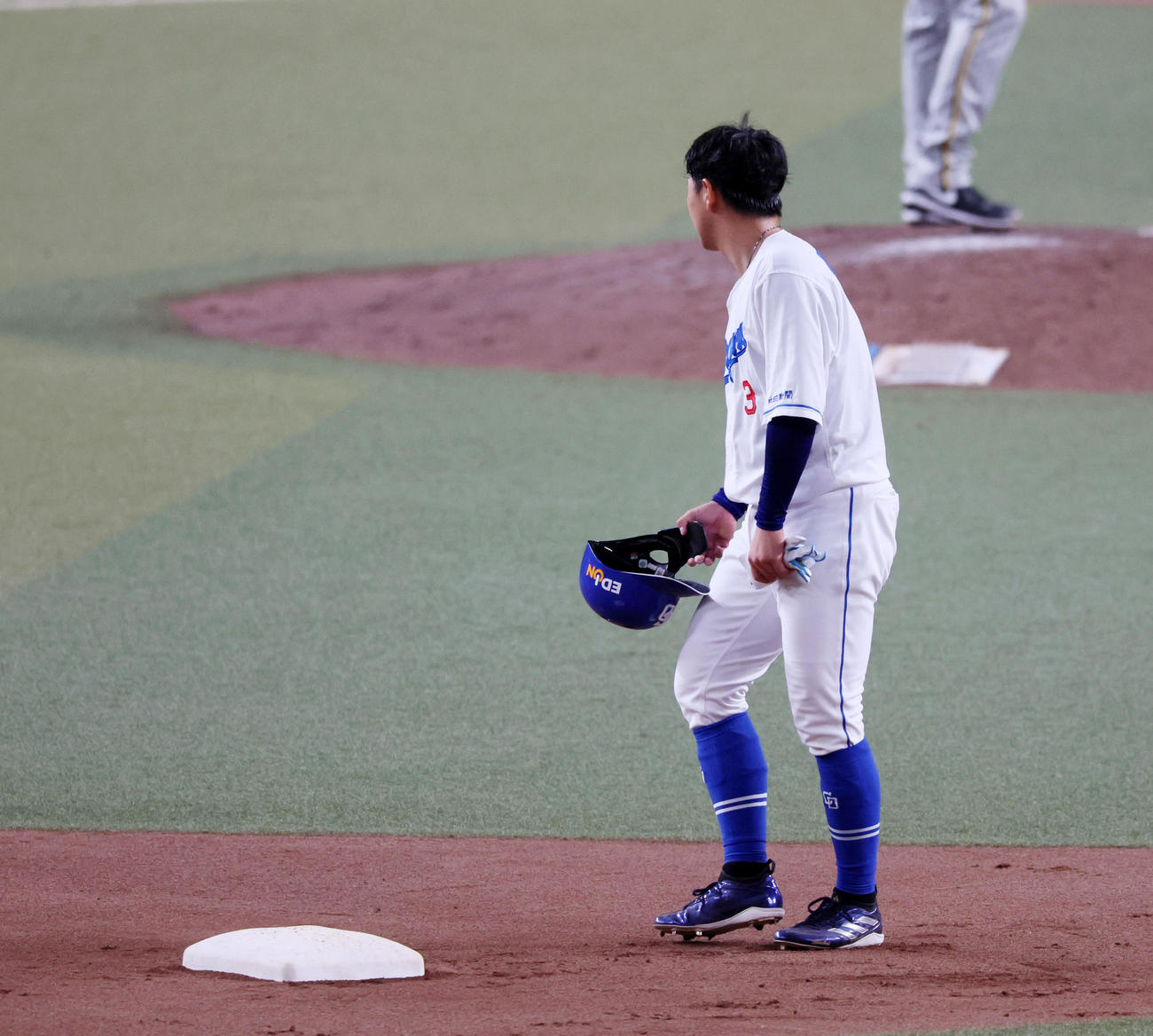 中日対阪神　8回裏中日1死一塁、一塁走者高橋周は打者板山のとき投手ゲラの暴投で三塁まで進んだがボールが一塁ベンチへ入ったため二塁へ戻ることになる（撮影・加藤哉）
