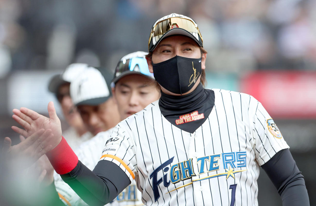 日本ハム対ソフトバンク　試合終了後、勝利に喜ぶ日本ハム新庄監督（撮影・佐藤翔太）