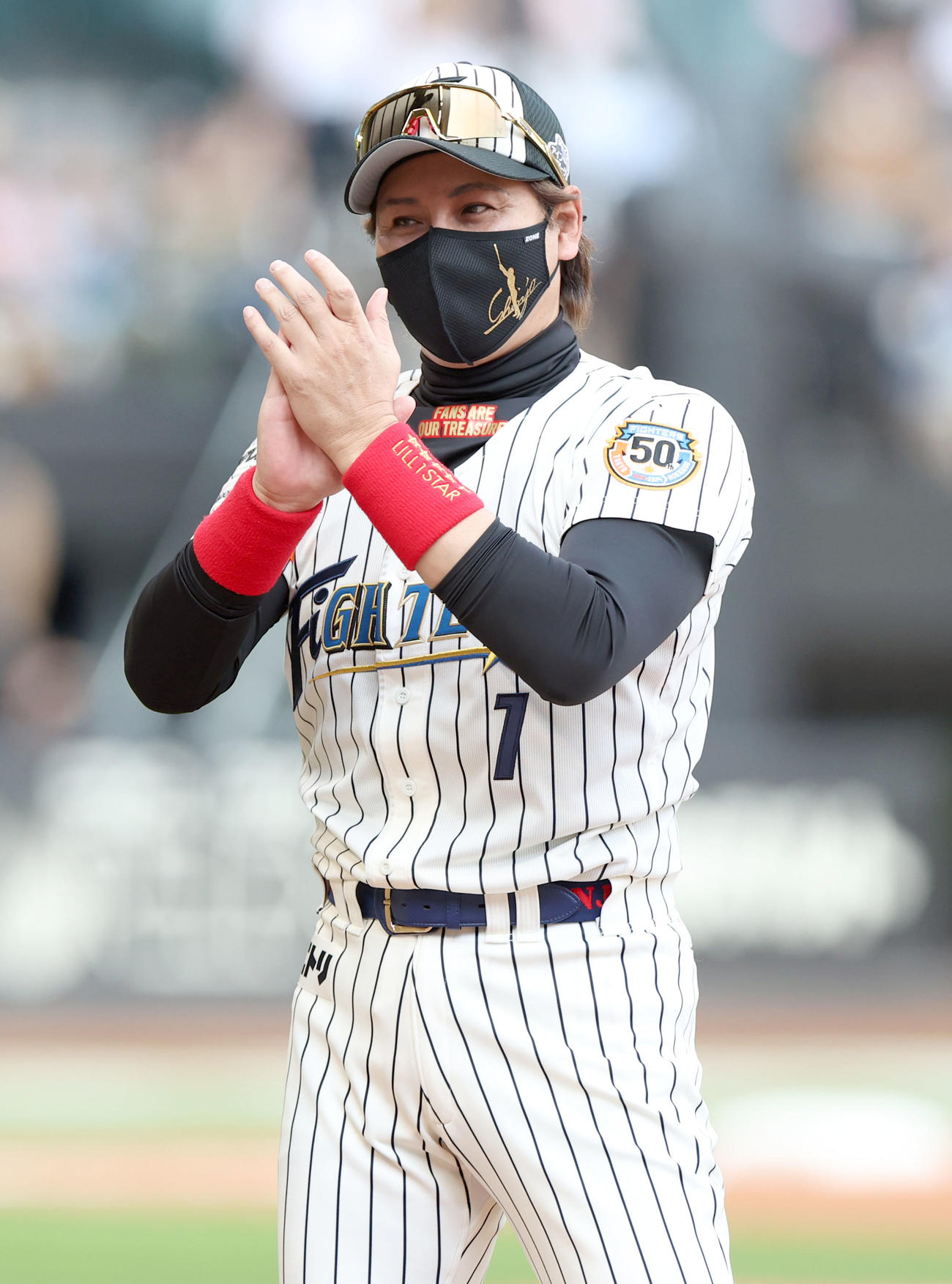 日本ハム対ソフトバンク　試合終了後、勝利に拍手をする日本ハム新庄監督（撮影・佐藤翔太）