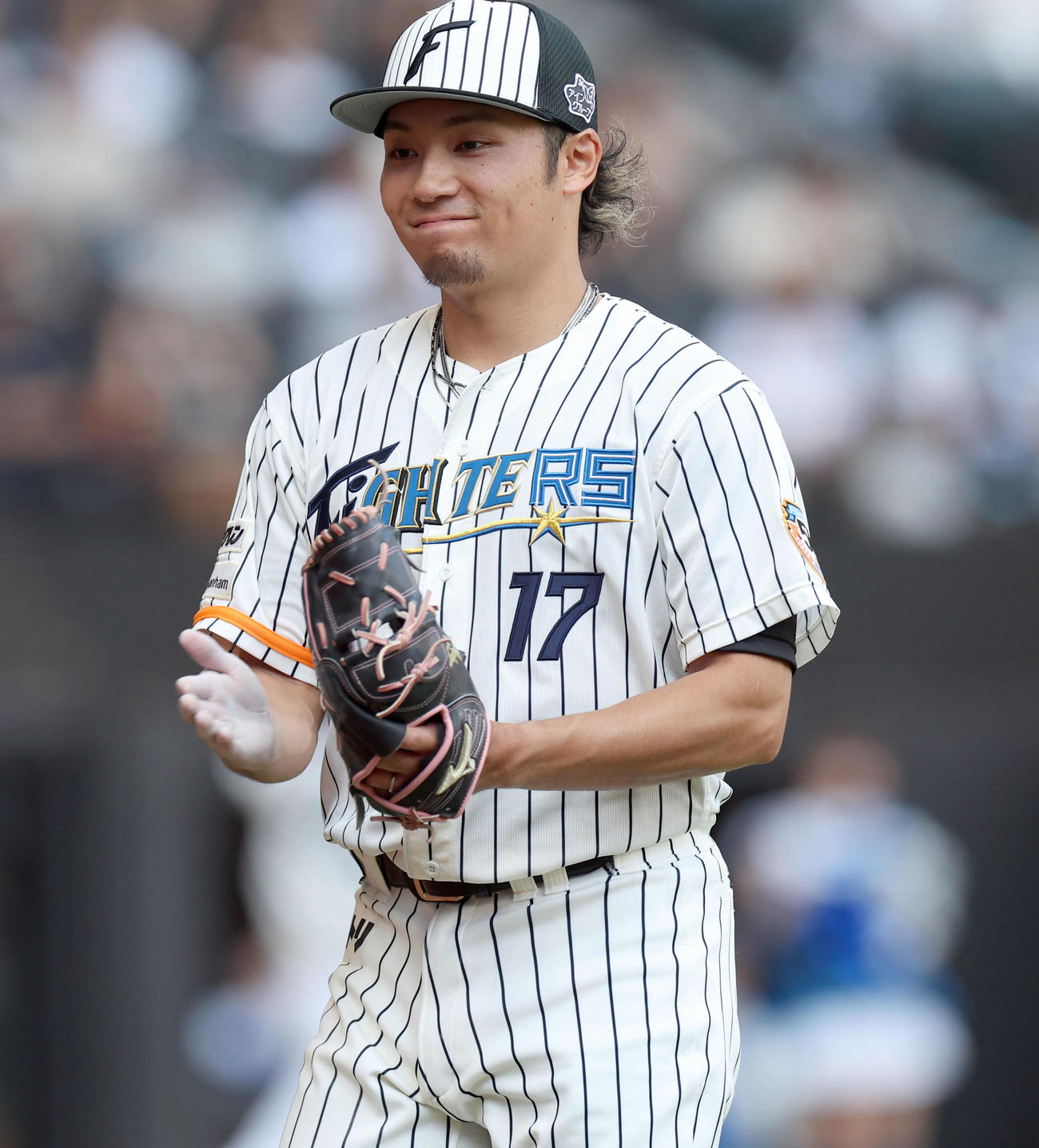 日本ハム対ソフトバンク　7回表を無失点に抑え笑顔でベンチに戻る伊藤（撮影・佐藤翔太）