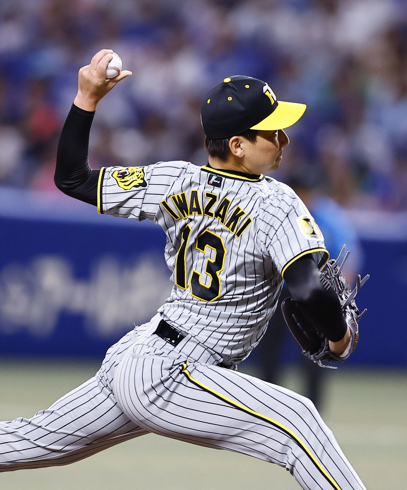 中日対阪神　10回途中、6番手で登板した阪神岩崎（撮影・藤尾明華）