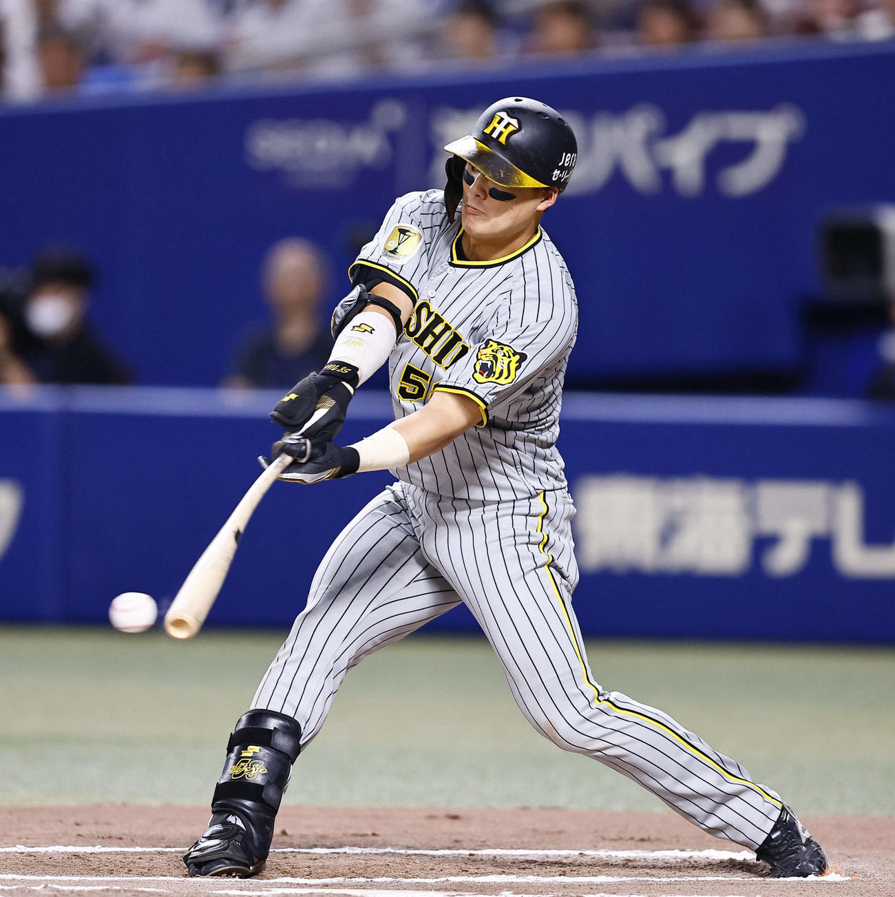 中日対阪神　10回表阪神無死、前川は右前打を放つ（撮影・藤尾明華）