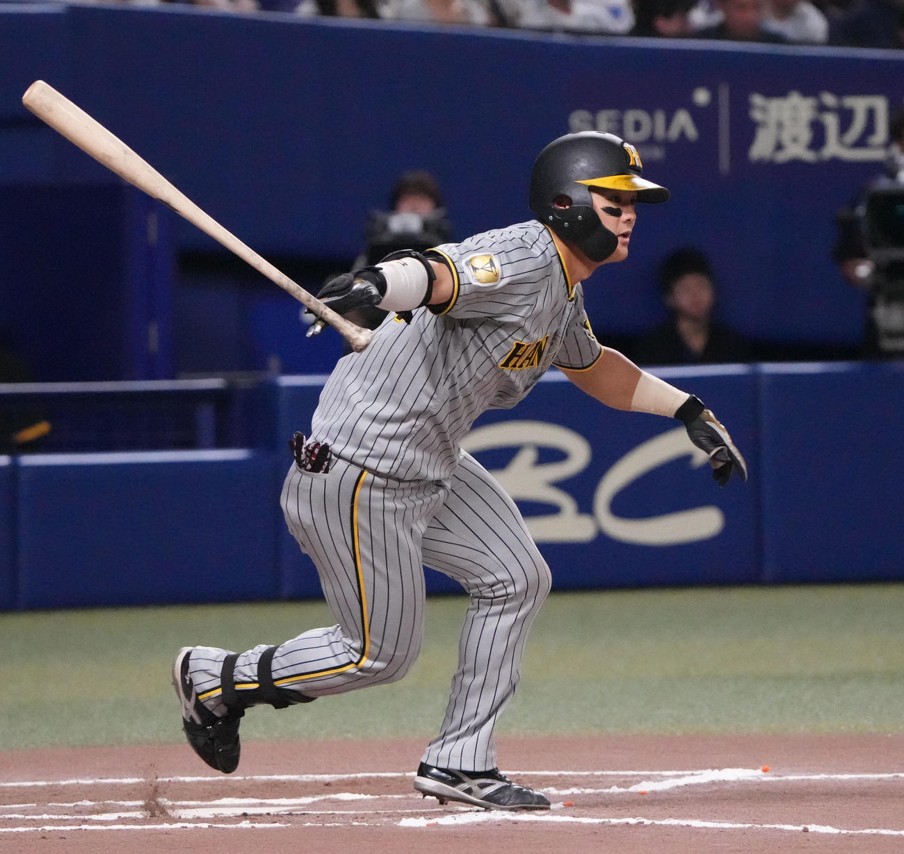 中日対阪神　10回表阪神無死、右前打を放つ前川（撮影・森本幸一）