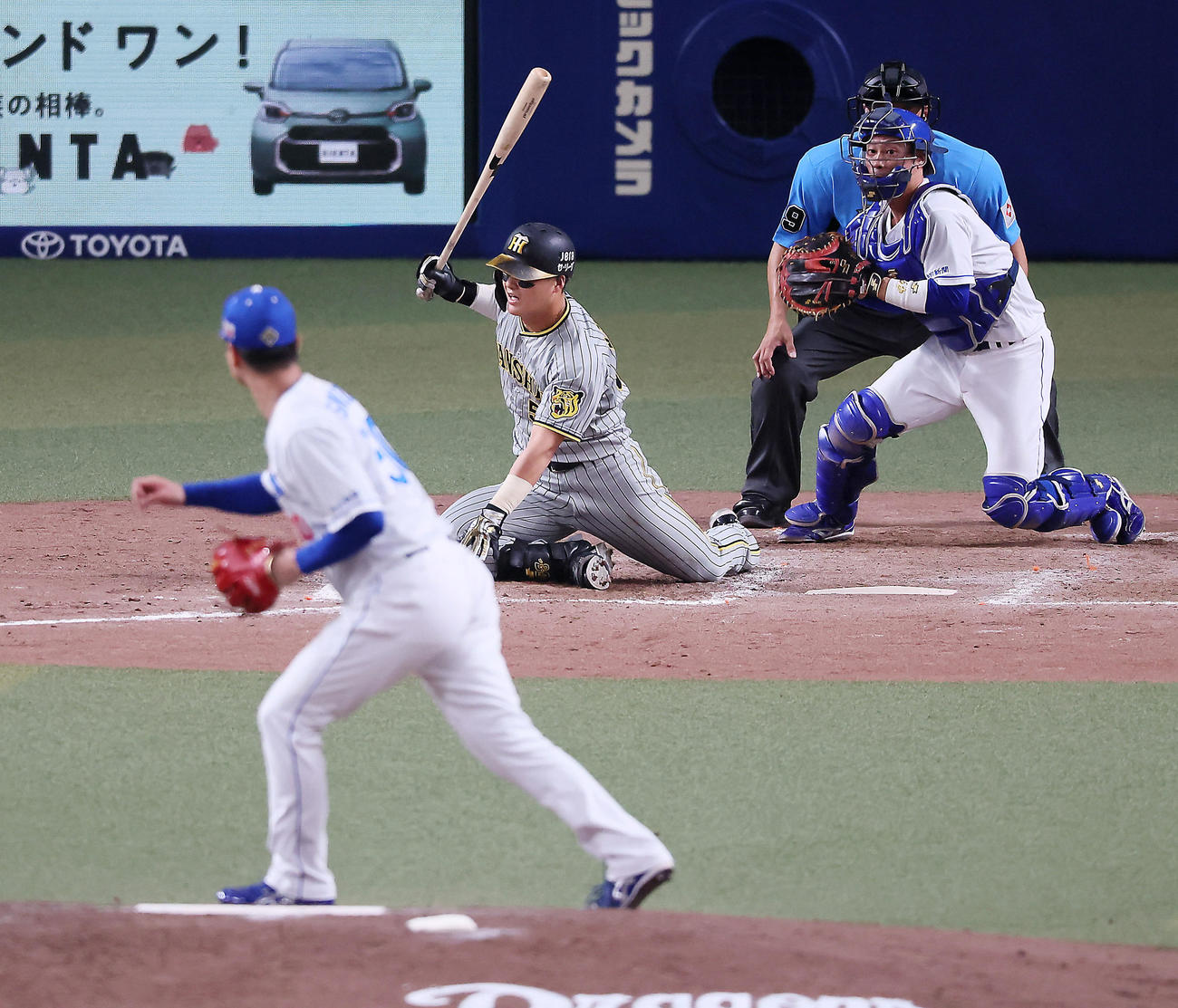 中日対阪神　7回表阪神無死一塁、前川は三振に倒れる。投手清水（撮影・加藤哉）