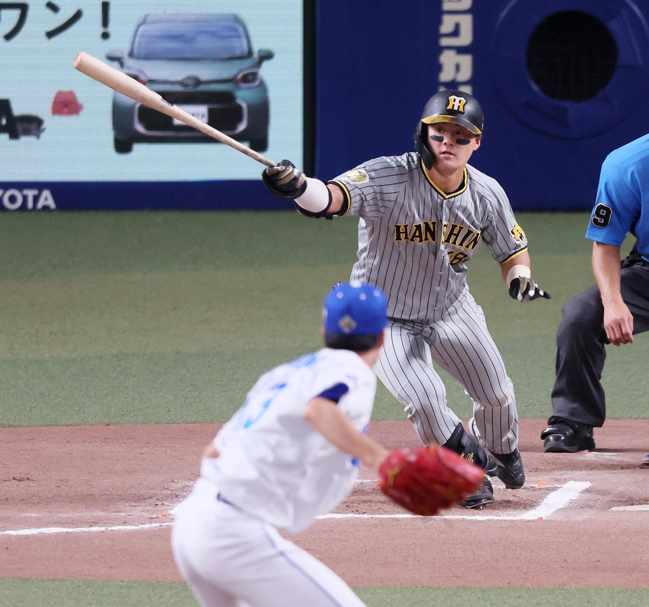 中日対阪神　10回表阪神無死、前川は右前打を放つ。投手橋本（撮影・加藤哉）