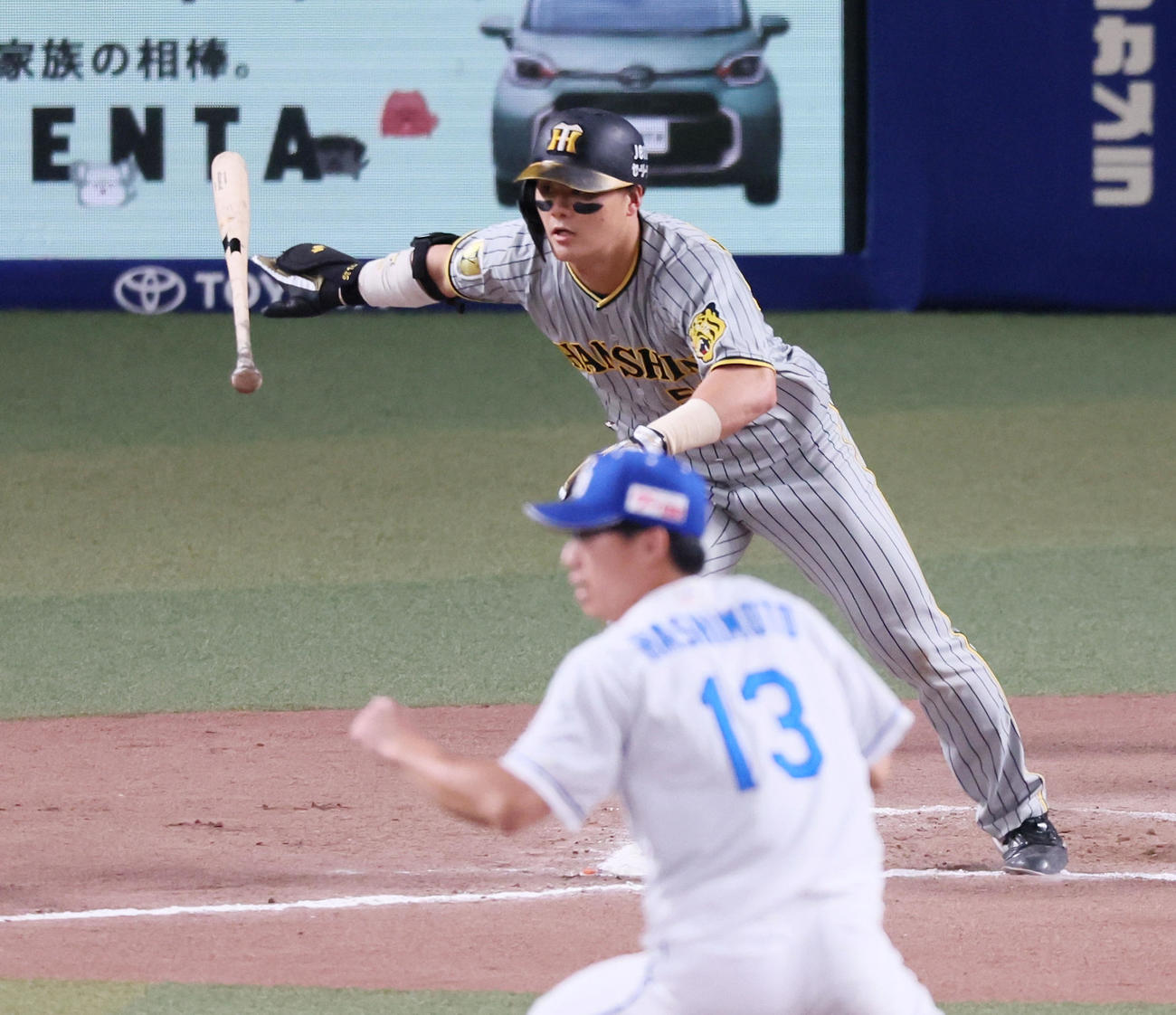 中日対阪神　10回表阪神無死、前川は右前打を放つ。投手橋本（撮影・加藤哉）
