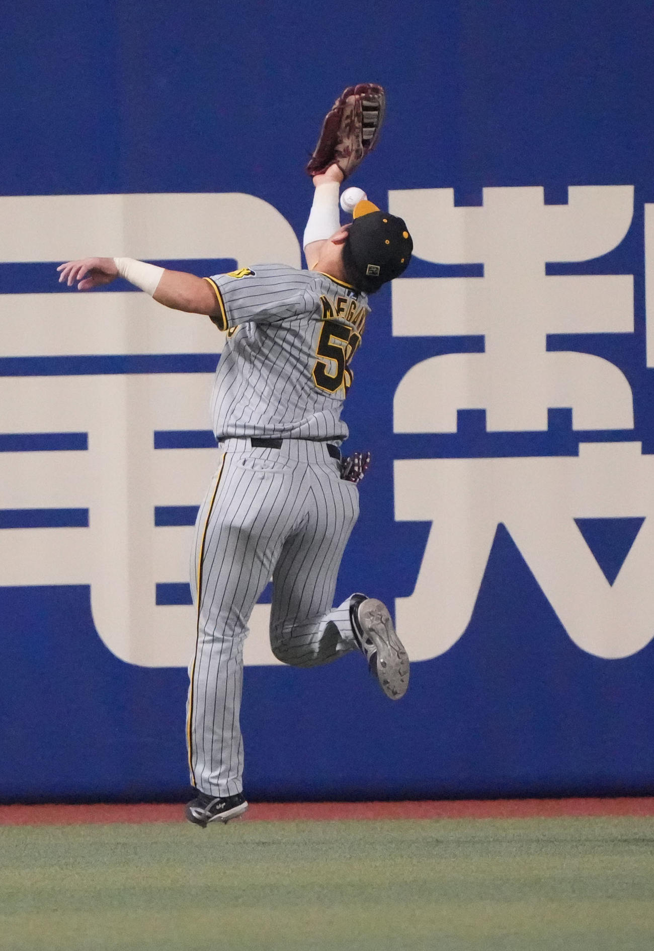 中日対阪神　4回裏中日無死、オルランド・カリステの打球を後逸する前川（撮影・森本幸一）