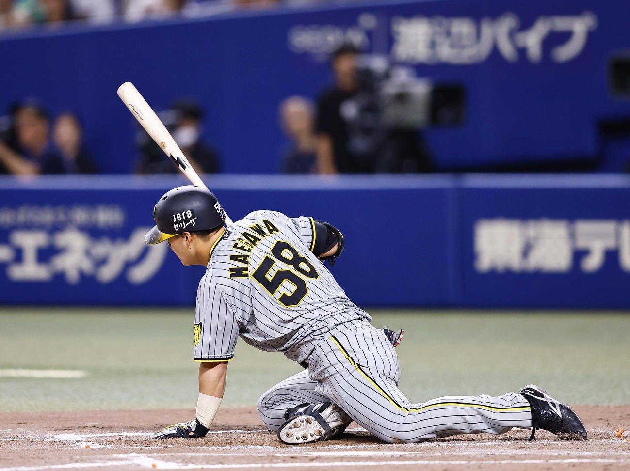 中日対阪神　7回表阪神無死一塁、空振り三振し倒れ込む前川（撮影・藤尾明華）