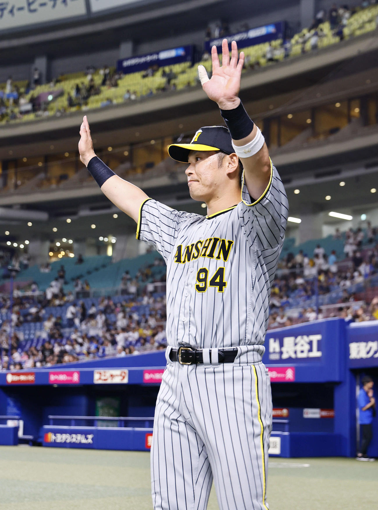 中日対阪神　決勝適時打の阪神原口はファンの声援に応える（撮影・藤尾明華）