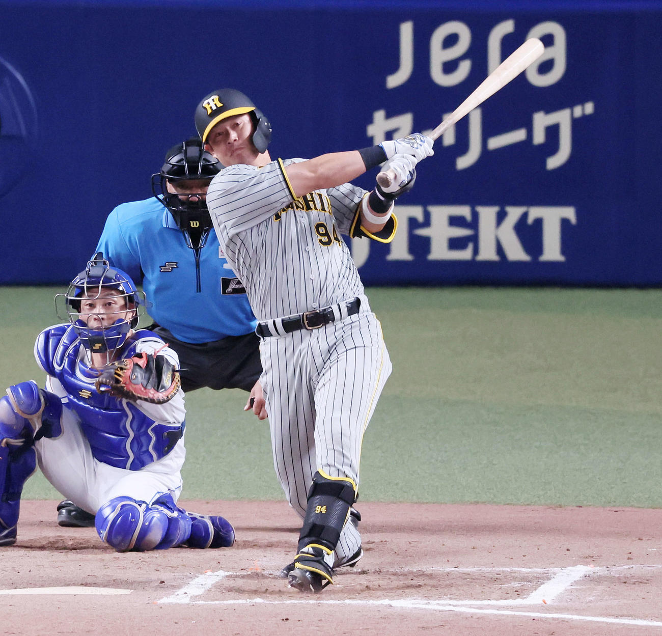 中日対阪神　10回表阪神1死一、二塁、代打原口は左適時打を放つ（撮影・加藤哉）