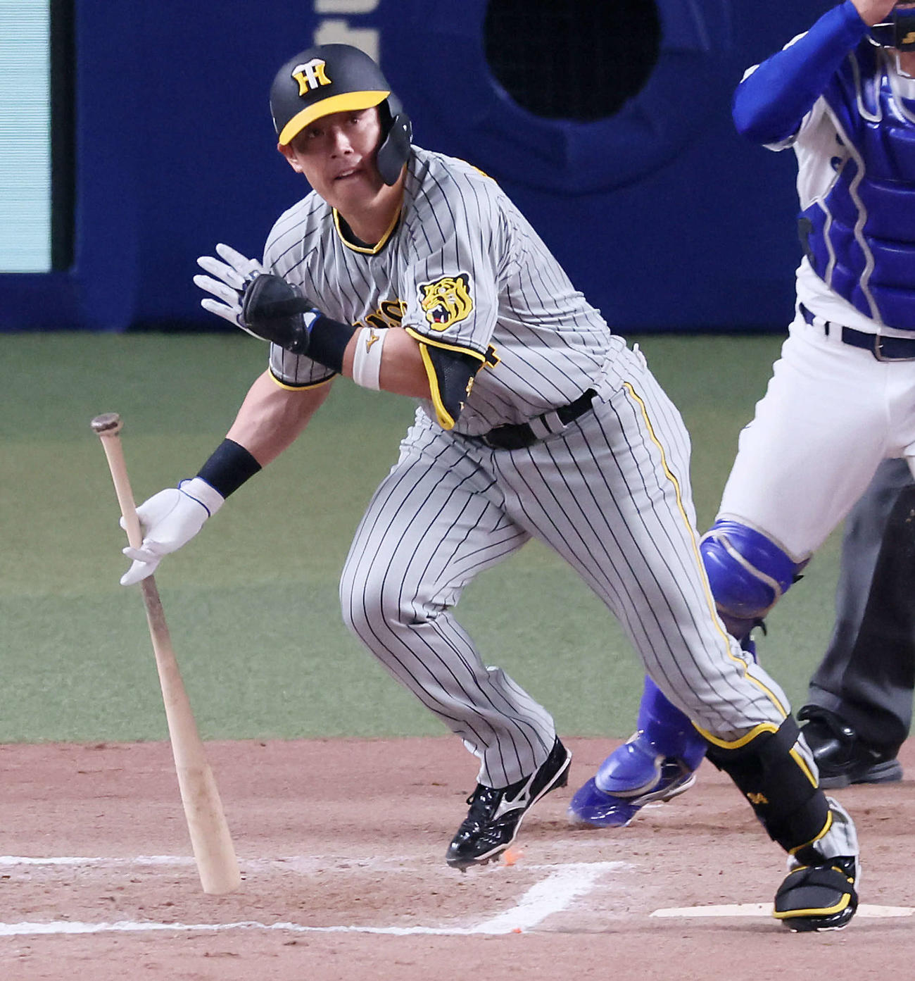 中日対阪神　10回表阪神1死一、二塁、代打原口は左適時打を放つ（撮影・加藤哉）