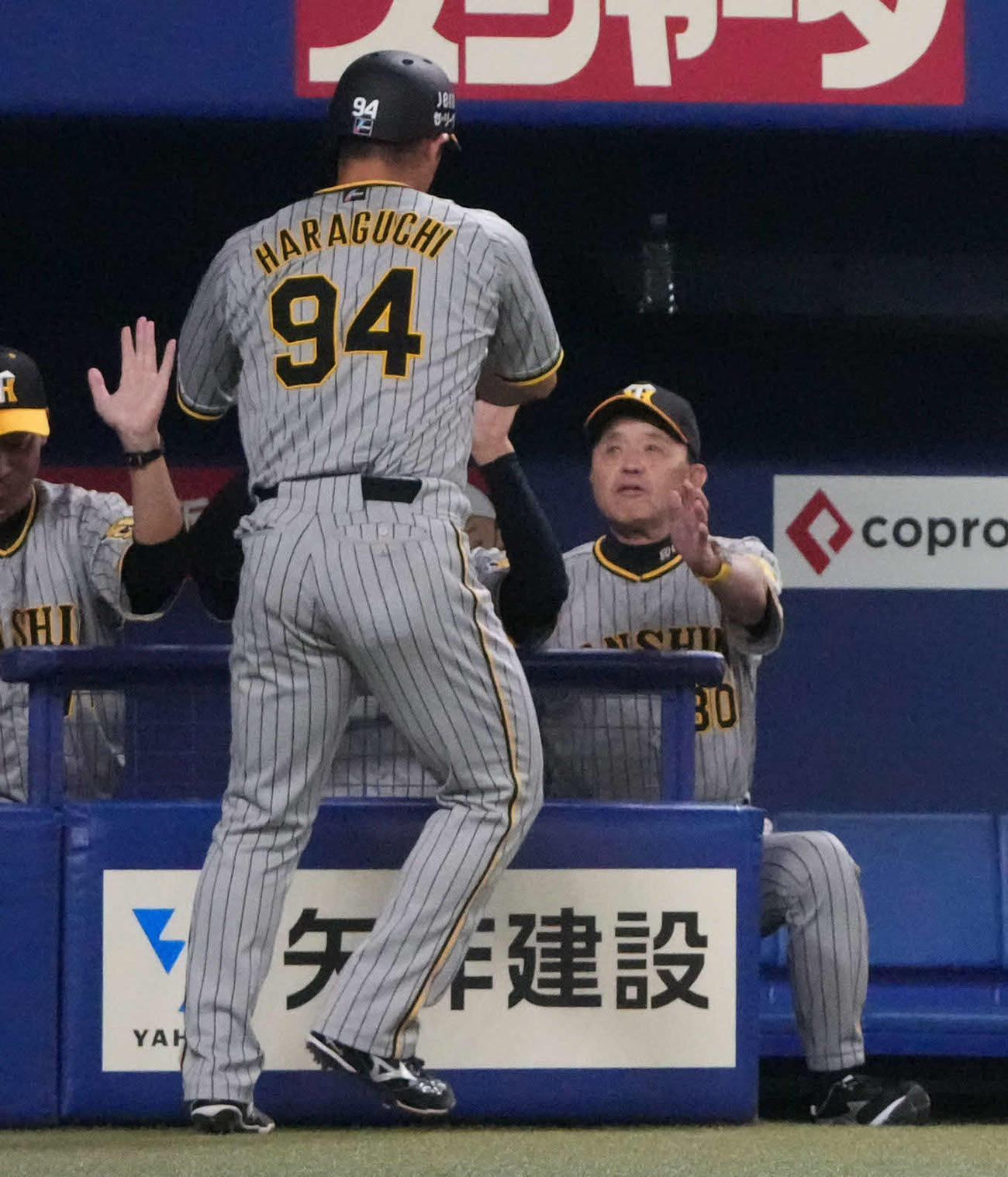 中日対阪神　10回表阪神2死満塁、植田の適時三塁打で生還した原口を迎える岡田監督（撮影・森本幸一）